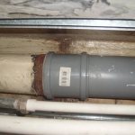 Joint of metal and plastic pipes